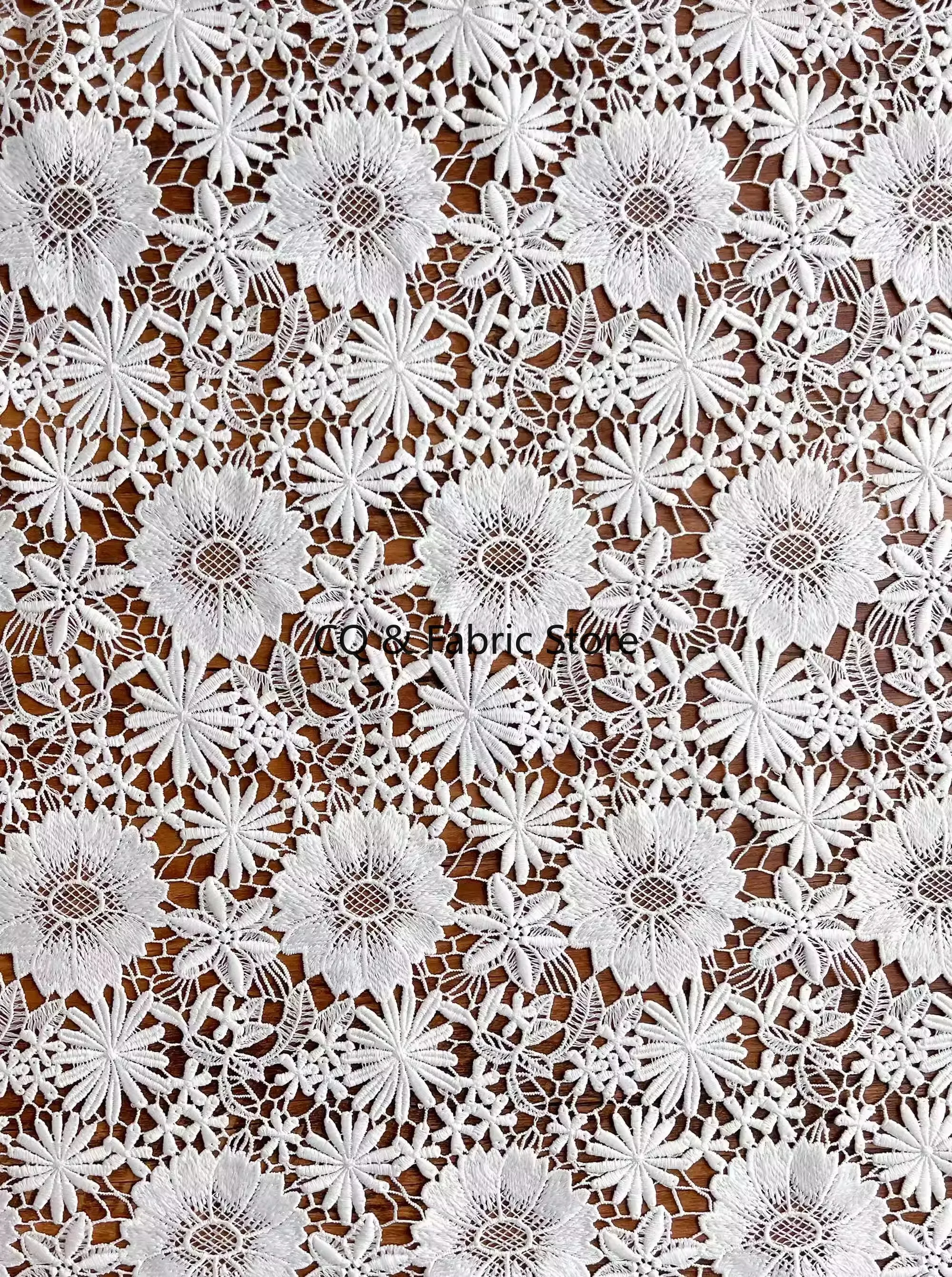 Tela de encaje blanco puro soluble en agua flor ahuecada bordado para vestido de mujer ropa tela decorativa