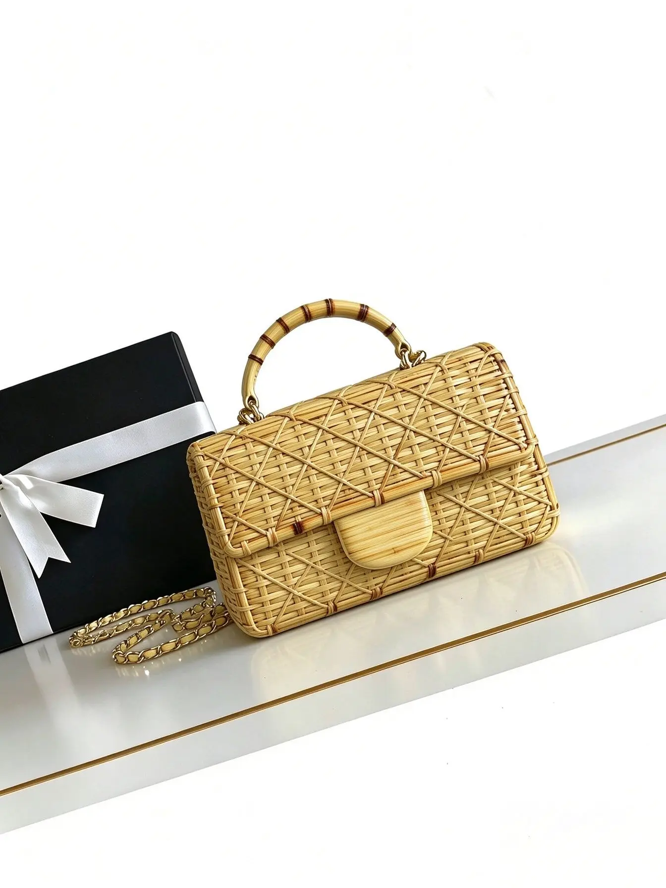 Boho Style Natural Rattan Woven Women Top Handle Bag Flip Cover Removable Chain Strap Holiday Daily Crossbody Bag