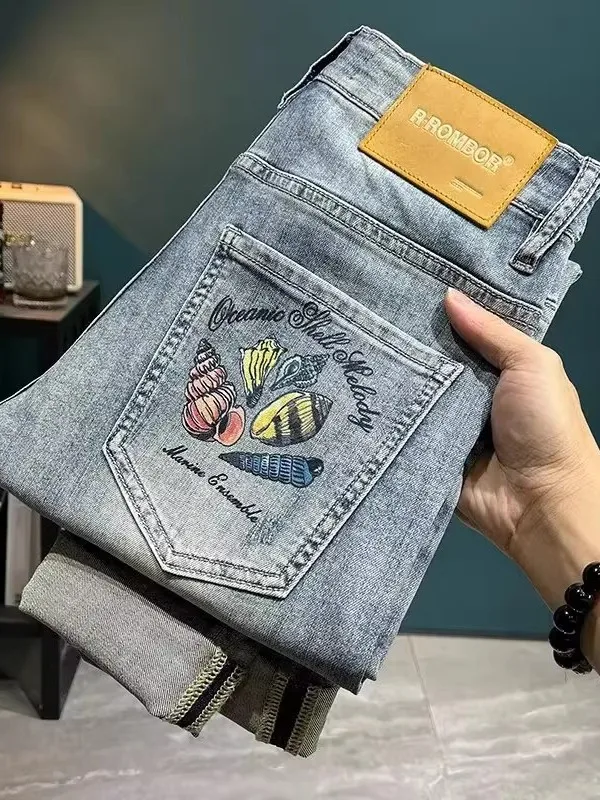 

Новинка 2025, мужские облегающие эластичные джинсовые джинсы, легкие брюки с вышивкой и принтом, модные длинные брюки, повседневная одежда