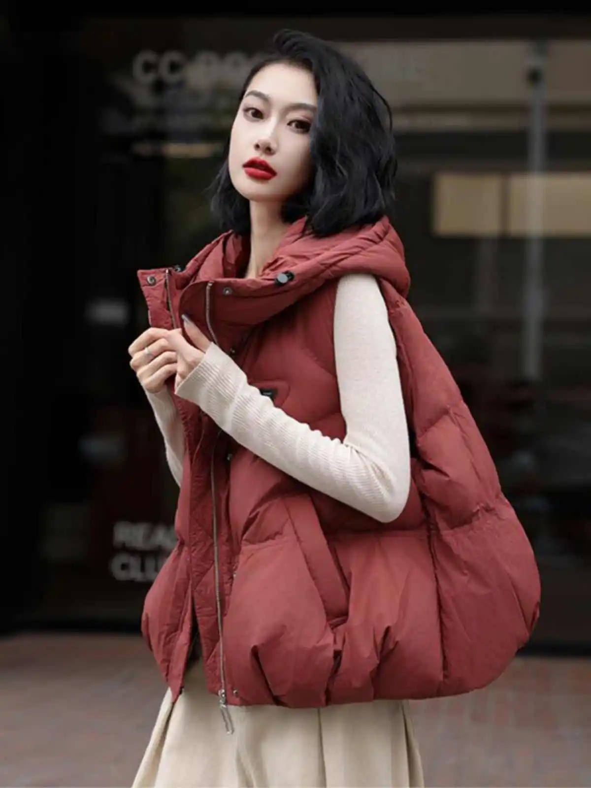 

Женский утепленный хлопковый жилет 2026: Новинка осенне-зимнего сезона, модная верхняя одежда с капюшоном, маленький размер, для повседневной носки, на молнии