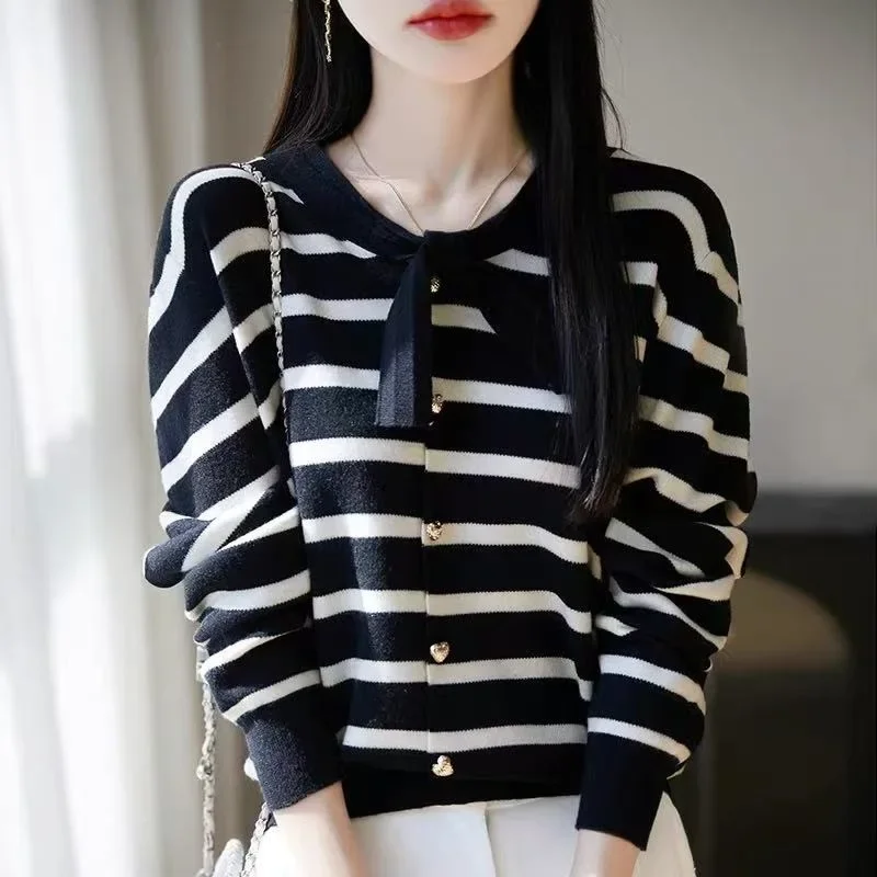 2025 sensación avanzada Top prendas de vestir exteriores delicado nudo de mariposa francesa bloque de Color alta simulación de punto chaqueta de mujer suéter nuevo