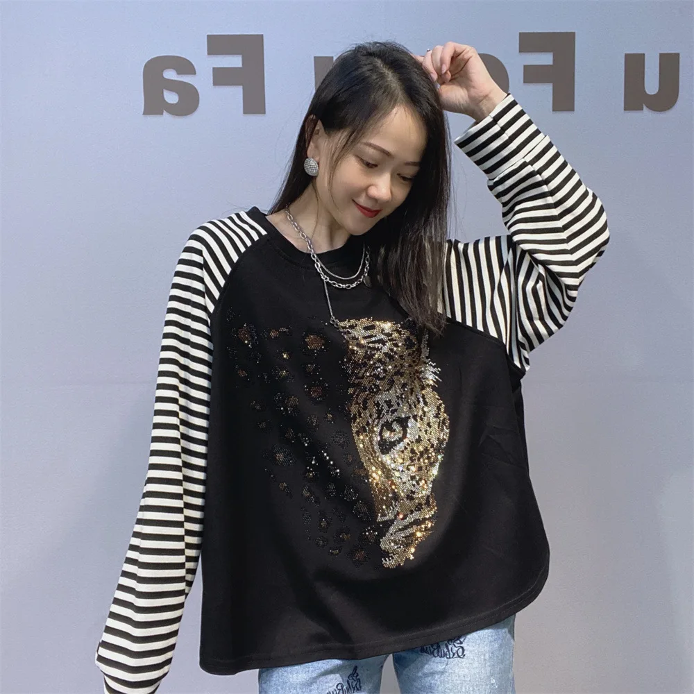 เสื้อยืดแขนยาวลายทางแฟชั่นสำหรับผู้หญิง เสื้อถักลายการ์ตูนเพชร เสื้อยืดลำลองคอกลมทรงหลวม เสื้อยืดผู้หญิง