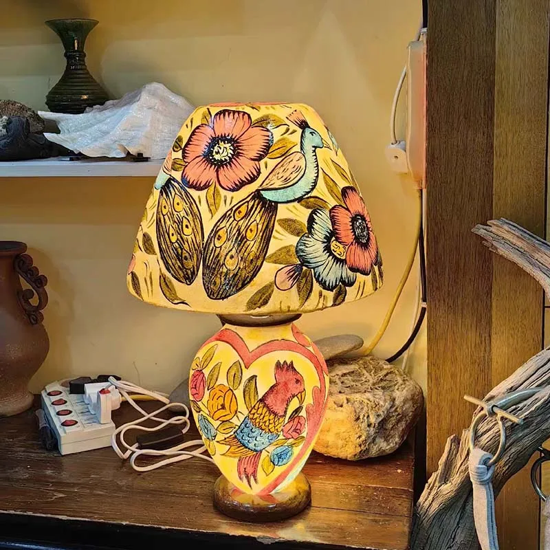 

Настольная лампа из верблюжьей кожи, ручная роспись, с абажуром павлина и основанием в виде попугая.