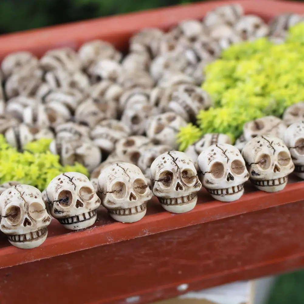 

20 Pcs Resin Mini Skull Figurines Decor Skull Ornaments Smiling Skull Miniatures for Home Garden Halloween Party Decoration