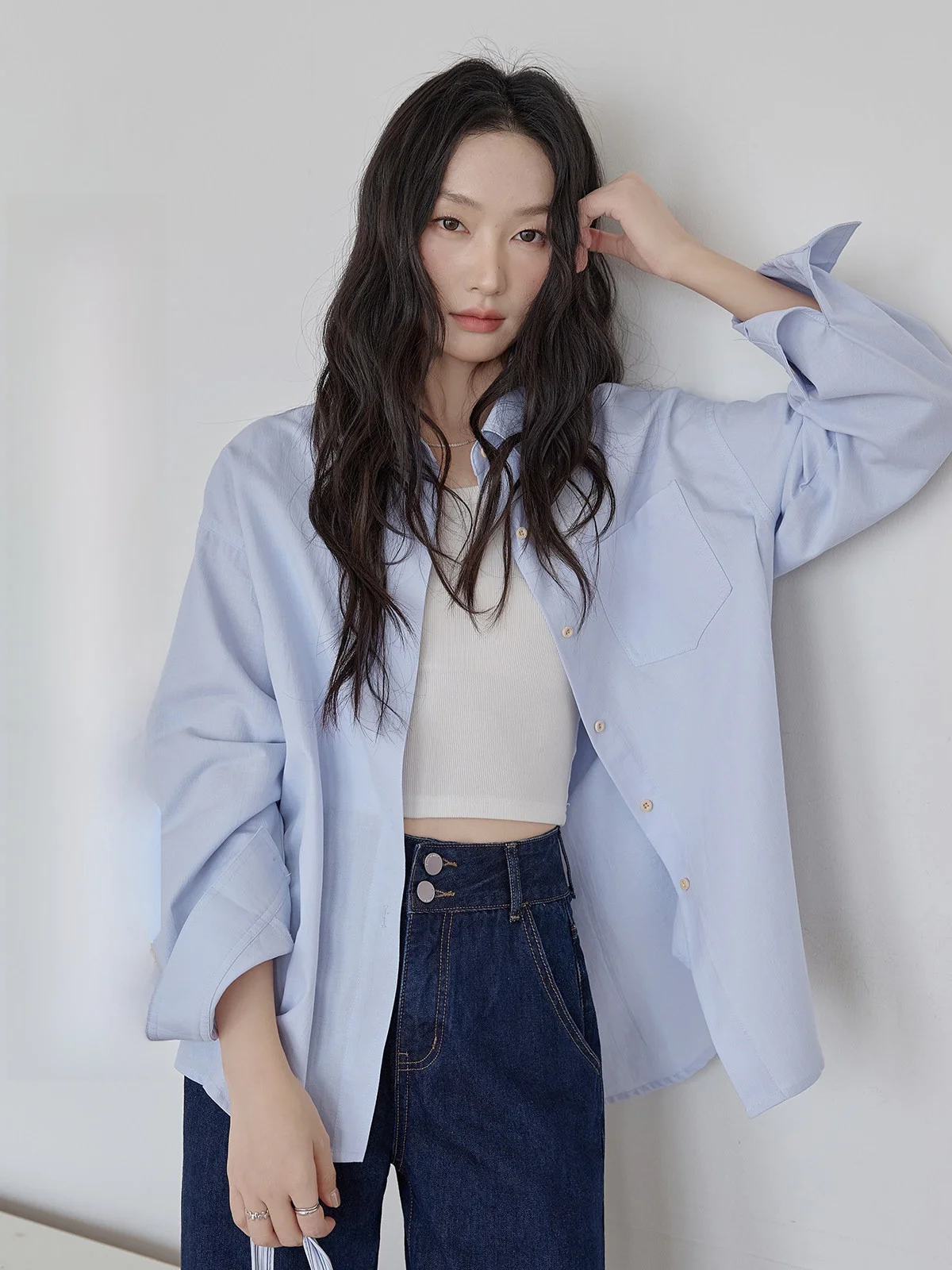 

Синяя свободная повседневная рубашка с длинным рукавом для женщин, весна 2026, новая универсальная модель HUIXI, корейская версия, для работы и повседневной носки, из искусственной кожи.