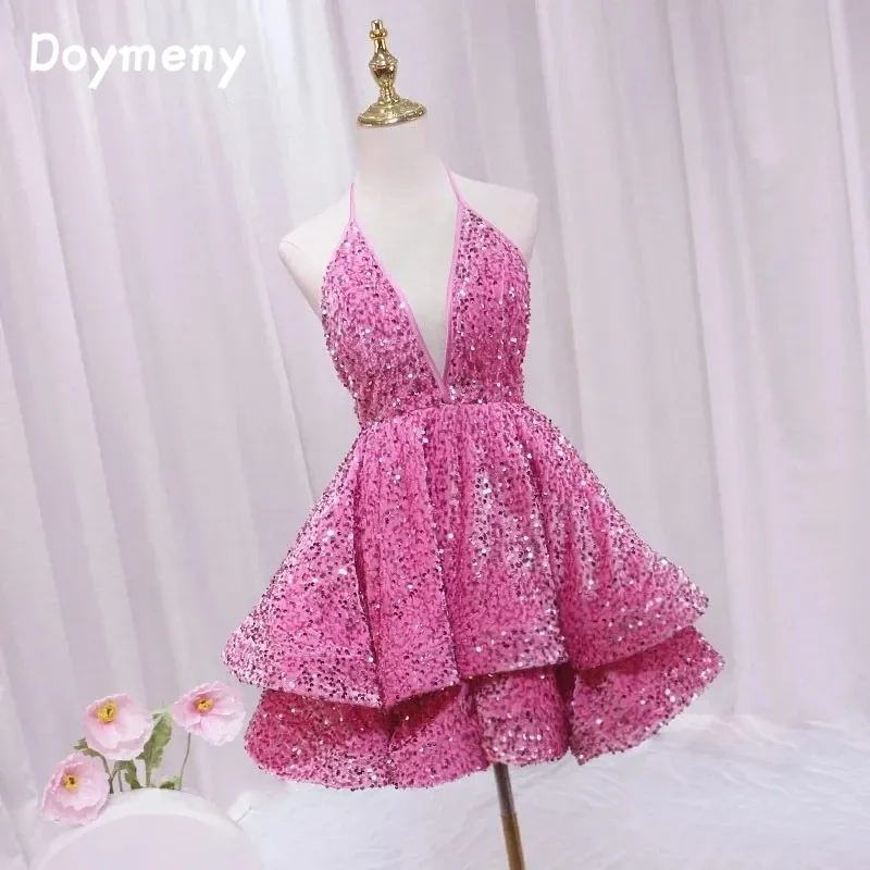 

Doymeny Halter V-neck Tiered Velvet Sequined Cocktail Dress Backless Short Length Party Gowns For Homecoming Robe De Soiree