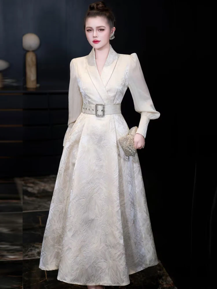 2026 ربيع جديد الفرنسية أنيقة الراقية الجاكار فساتين طويلة الخامس الرقبة طويلة الأكمام حزام سليم ألف خط فستان الحفلات المسائية للنساء