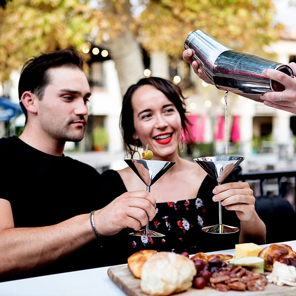 Zestaw 4 8-uncjowych metalowych kieliszków koktajlowych ze stali nierdzewnej Nietłukące, trwałe, lustrzane, polerowane wykończenie