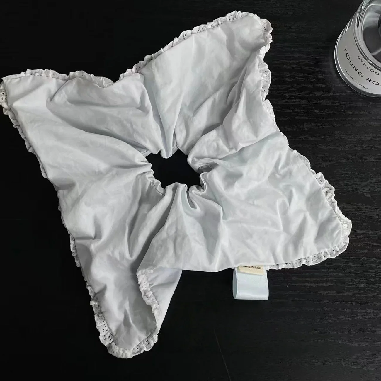 Eleganter, weicher, hellblauer, einfarbiger Haargummi für Damen im koreanischen, minimalistischen, vielseitigen, niedlichen Schal-Stil für den täglichen Pferdeschwanz-Styling. – Detail 1