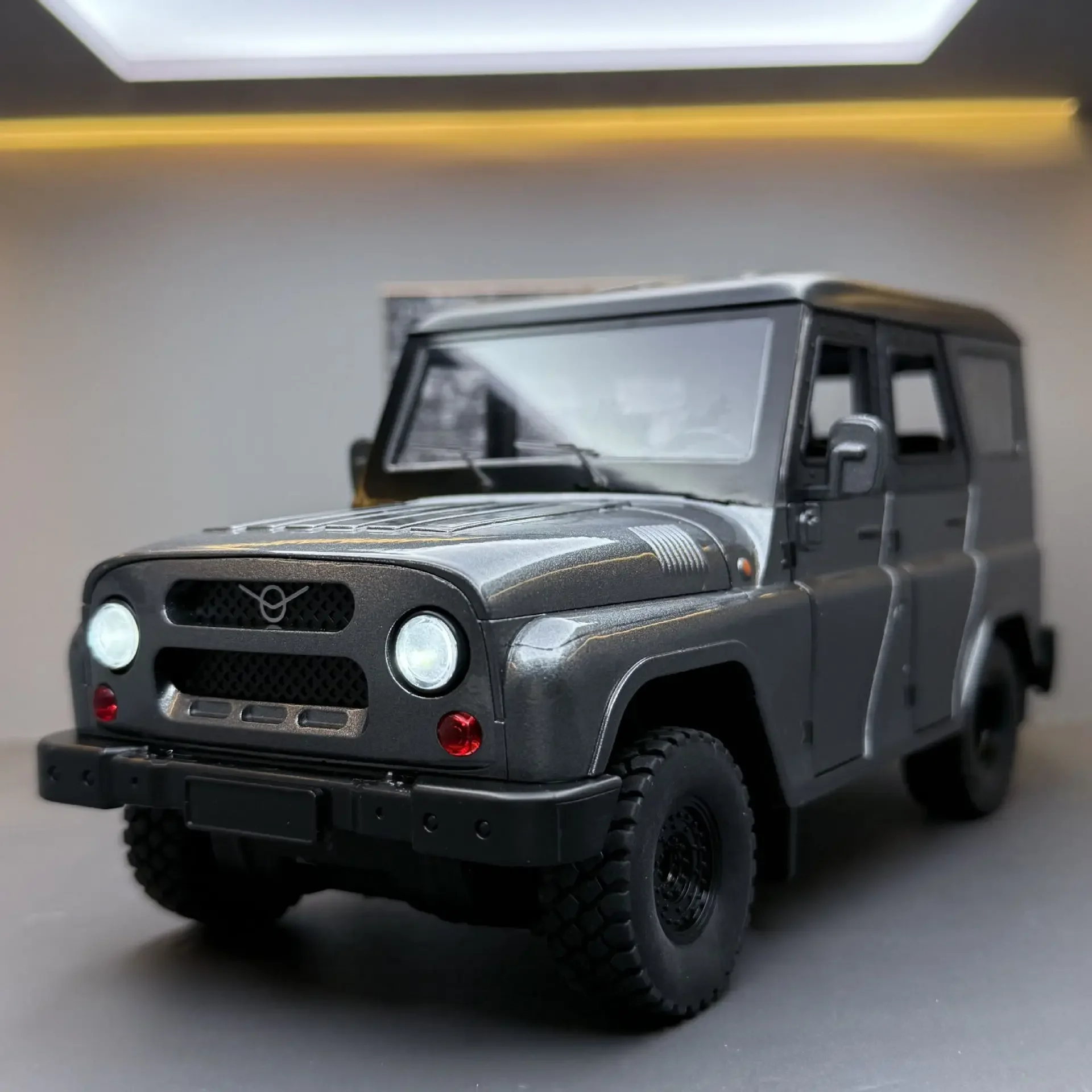 

1:18 UAZ Hunter SUV Alloy Car Diecasts & Toy Vehicles Metal Toy Car Model Sound and light Collection Kids Toy