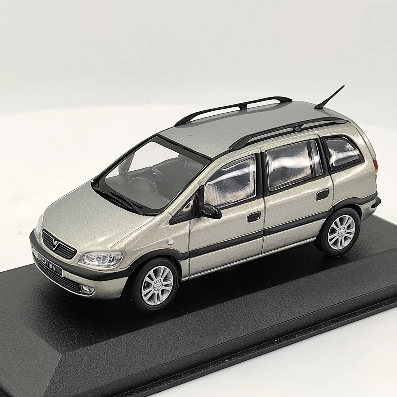 Caja agrietada Diecast escala 1:43 ZAFIRA Van Transporter coche en miniatura de aleación juguete coleccionable regalo adorno de exhibición de recuerdo