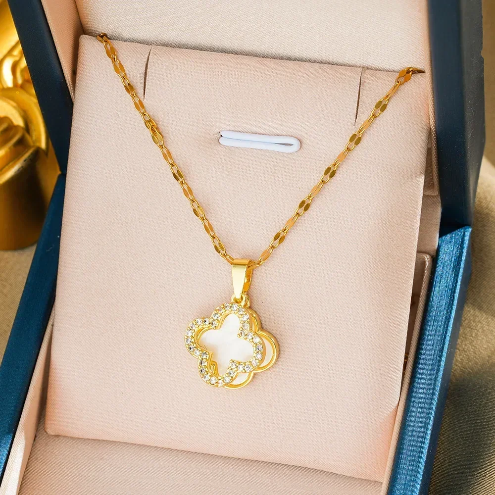 Колье из титановой стали 9527A с женским выдолбленным дизайном и слегка комплект с черно-белыми четырехлистными цветами.