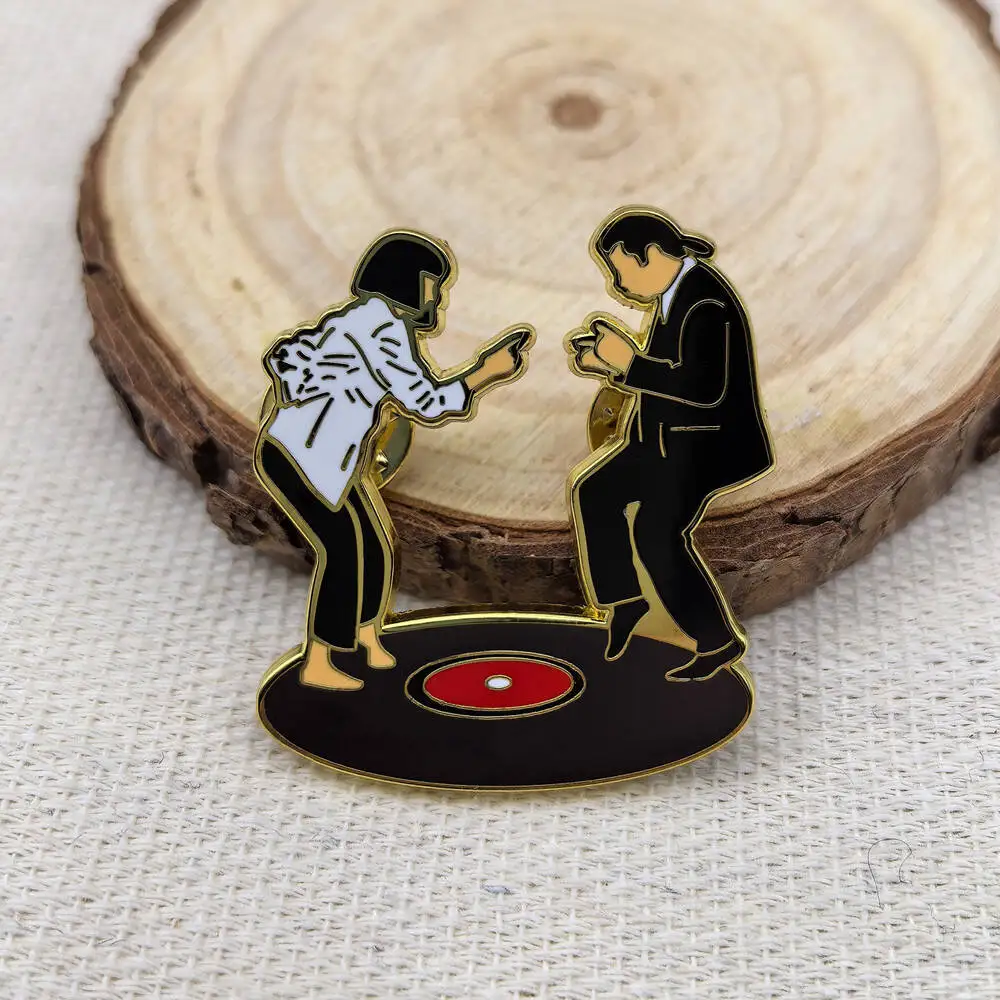 Pin de esmalte de Mia Wallace y Vincent Vega bailando, insignia de Pulp Fiction, recuerdo coleccionable para fans y amantes