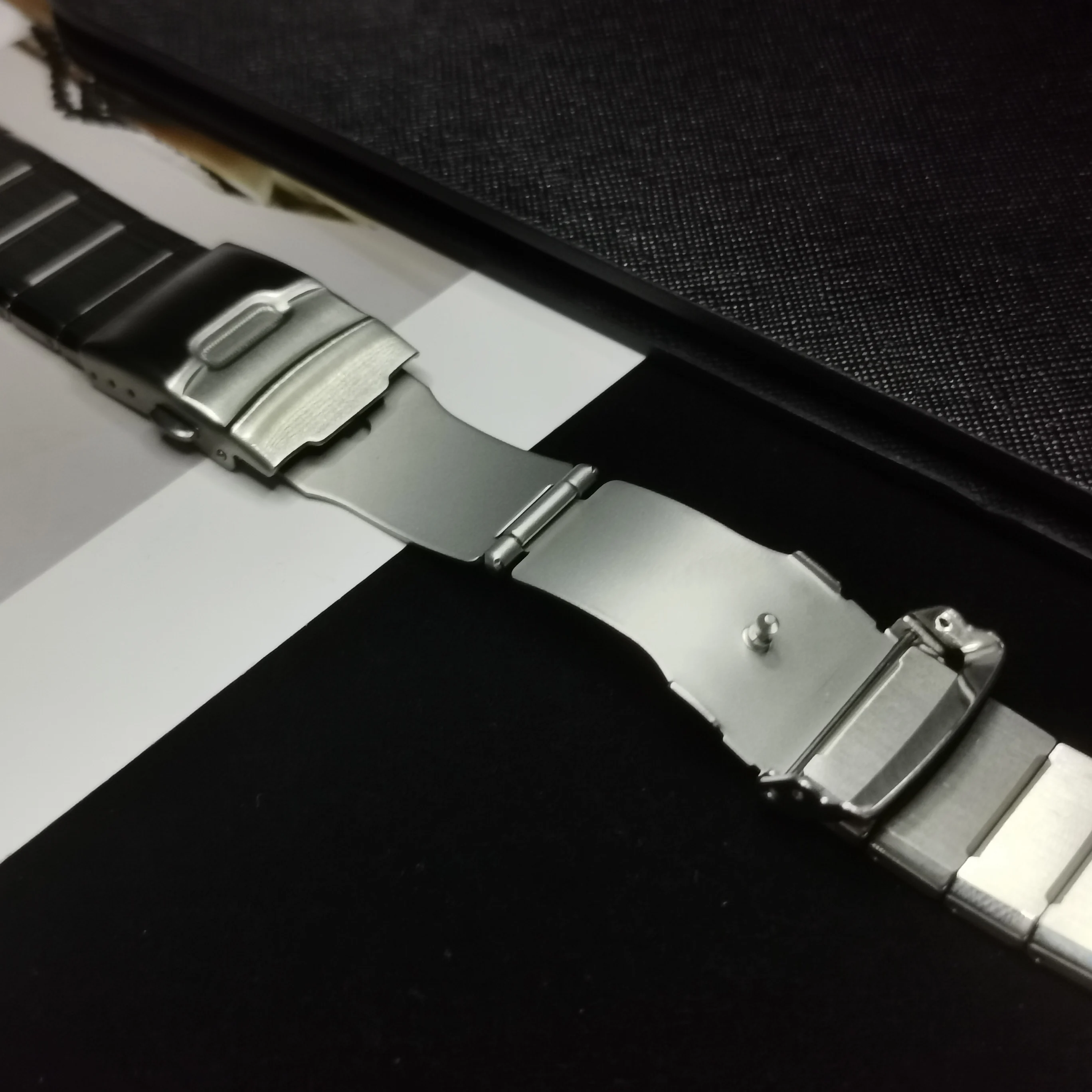 Luxury Titanium Band For Apple Watch Ultra 2 49mm 44mm 45mm 41mm 40MM Metal Men Strap For iWatch Series 9 8 7 6 SE 5 4 Bracelet