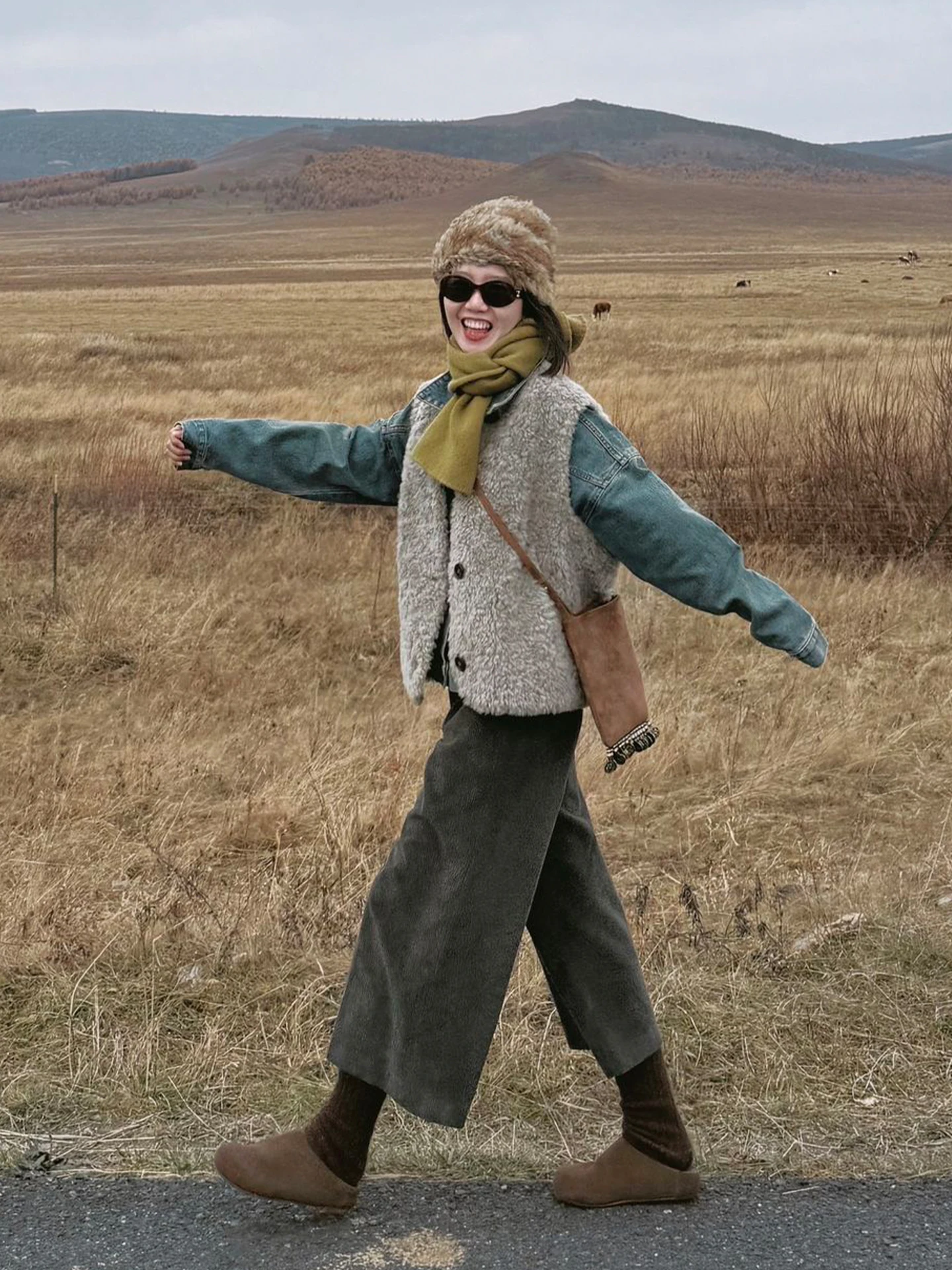 

Осенне-зимний комплект из трех предметов: жилет из искусственного меха, джинсовая рубашка и широкие брюки. Женский повседневный ретро-костюм.