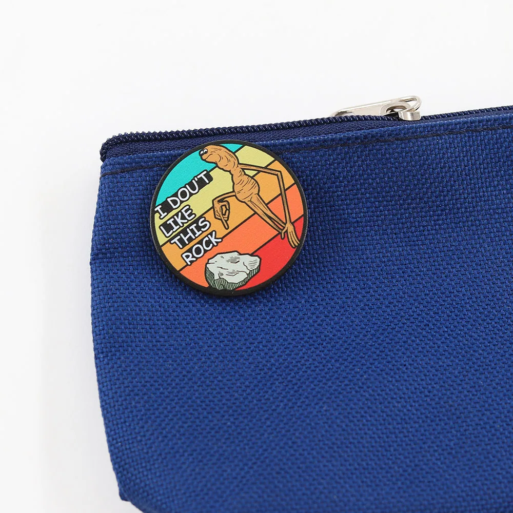 Ich mag diesen Stein nicht. Lustige Marcus The Worm Meme Brosche – ein verrücktes Accessoire für Kleidung und Taschen. – Detail 9