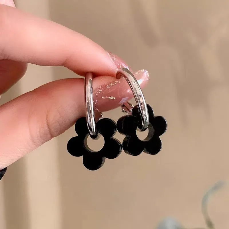 Korea Retro Cute Black Color Small Flower Sweet Cool Hoop Earrings for Women Simple Niche Design Party Accessory Jewelry Gifts