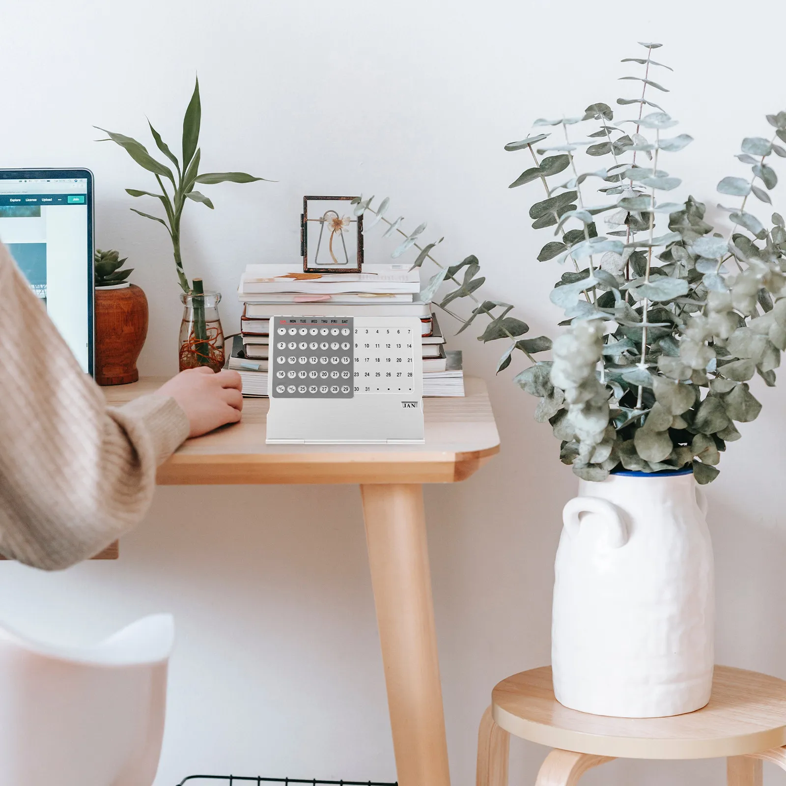 

Ultra-Thin Metal Desktop Perpetual Calendar Compact Lightweight Date Display for Office Desk Classroom Coffee Shop Decor Daily