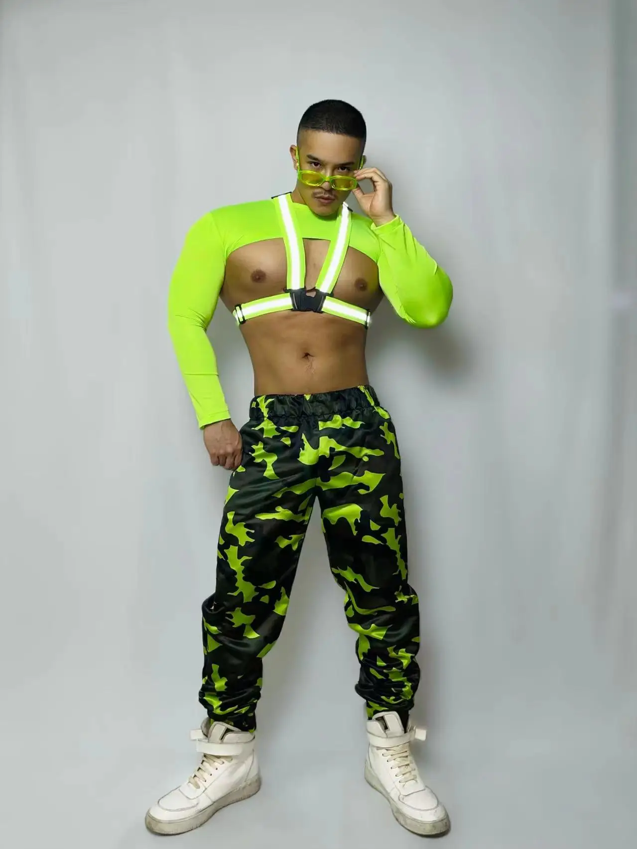 Nachtclub Dj Ds Rave Show Kostuum Muscle Man Gogo Fluorescentie Groene Tops Camouflage Broek Reflecterende Prestatie Kleding