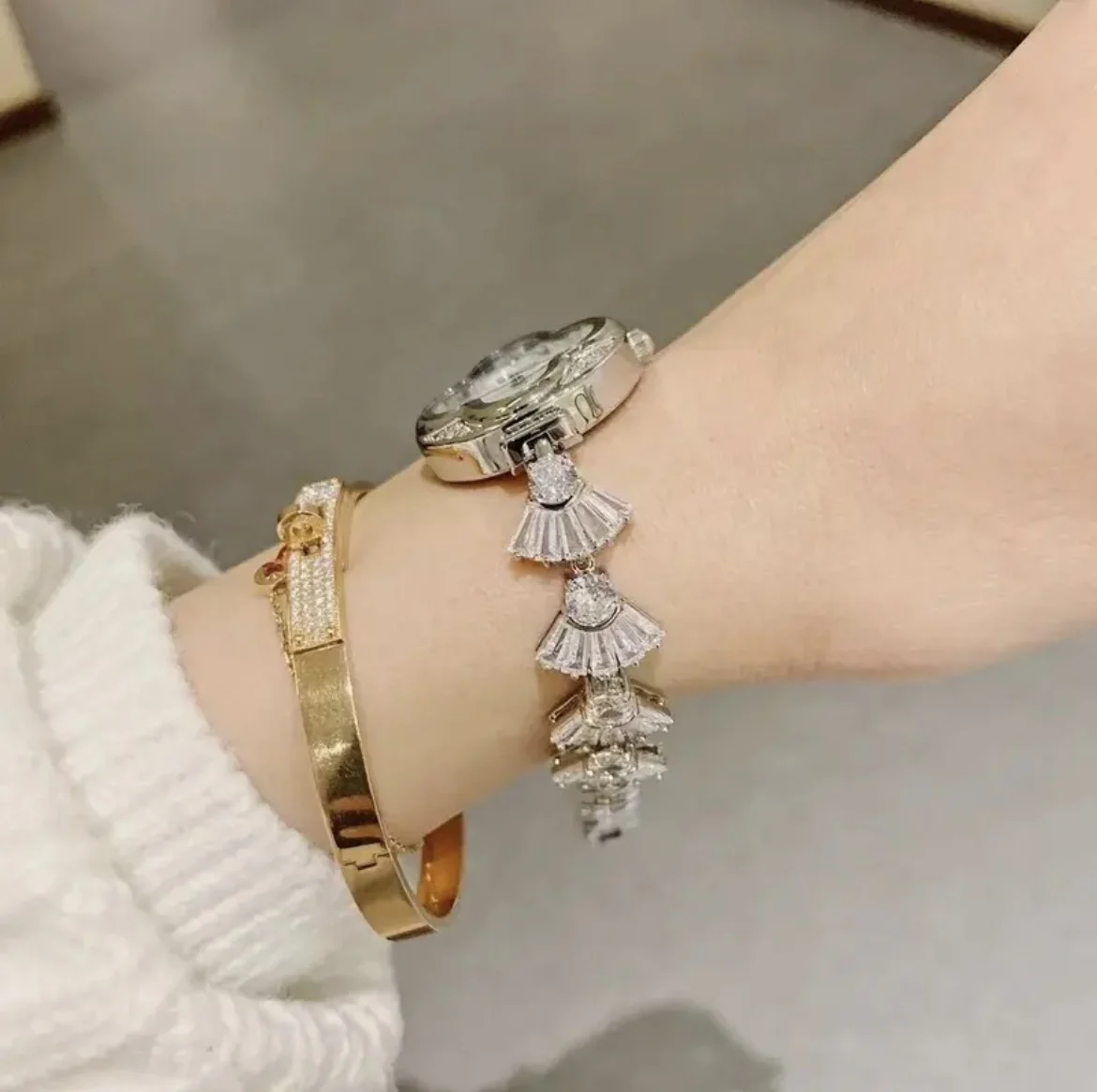 2025 تشود! ساعة ماسية فاخرة للنساء، هيكل معدني على شكل قلب، سوار مروحة، موضة شي ينغ الجديدة، هدية للنساء