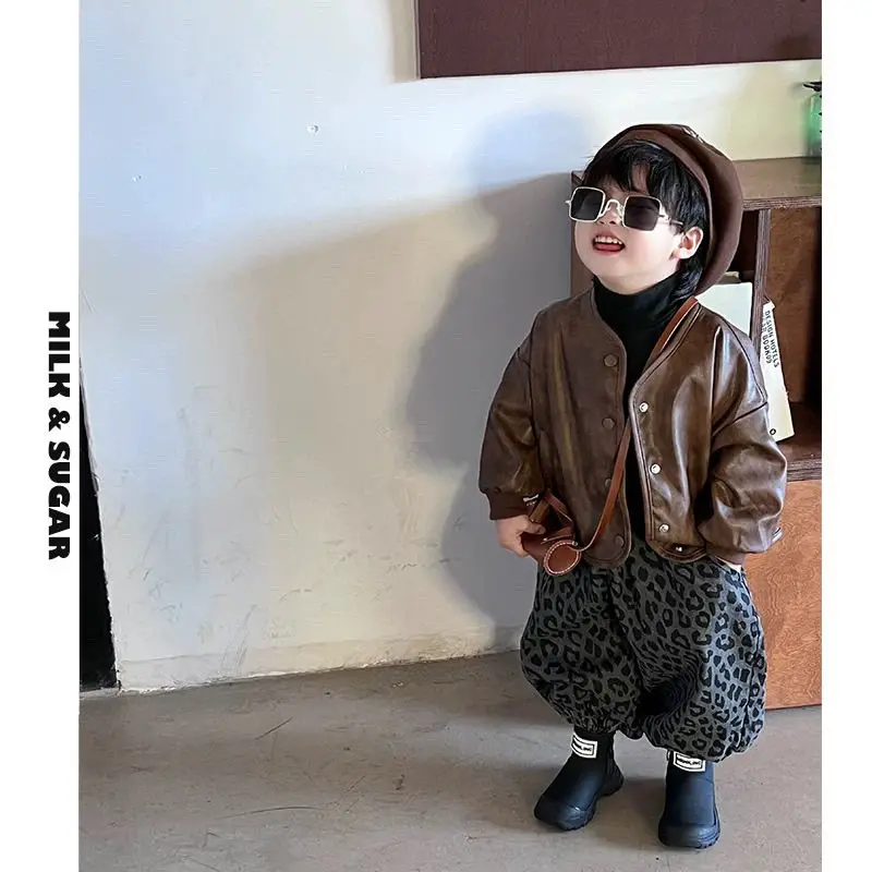 

Корейский детский комплект из 3 предметов для мальчиков, новинка 2025 года, кожаная куртка цвета хаки в стиле ретро для девочек + черная базовая рубашка + брюки-фонарики с леопардовым принтом