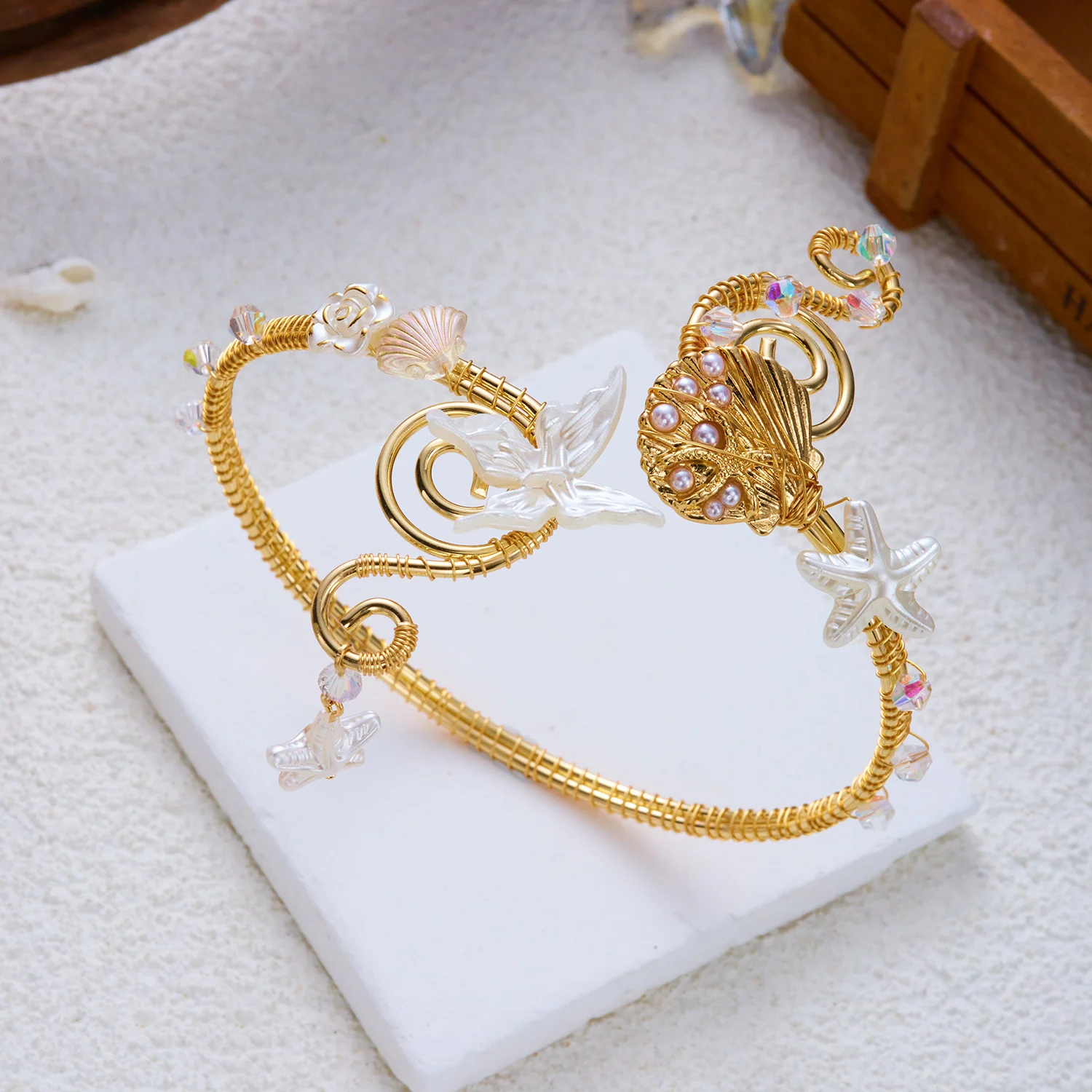 Elegante goldfarbene, drahtumwickelte Oberarmmanschette für Damen, romantische rosa Iris-Blumen-Armreif, Strandparty-Schmuck – Detail 7