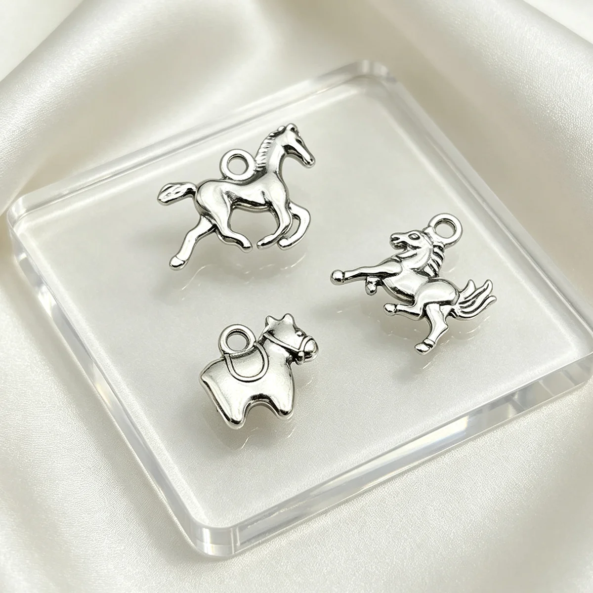 24-Piece Set of DIY Horse-Themed Accessories, Featuring Two Styles: Galloping Horse and Simple Saddle Pony, Suitable for DIY Bracelets, Necklaces, Earrings, Pendants, and Handmade Beaded Decoration Accessories