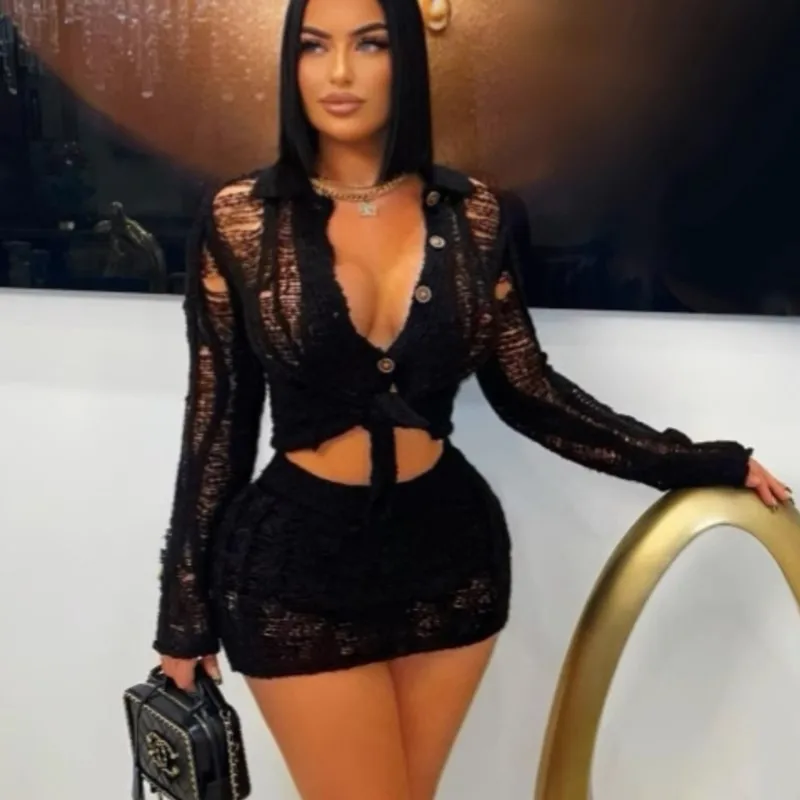 

2025 Новый женский сексуальный ажурный вязаный комплект, топ с воротником и длинными рукавами и мини-юбкой, элегантный вязаный комплект из двух предметов, облегающая уличная одежда