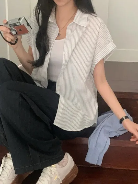 كارديجان مخطط بأسلوب ريترو، فضفاض بأكمام قصيرة وياقة بولو، زر واحد، تصميم نحيف، أسلوب كوري عصري للعمل