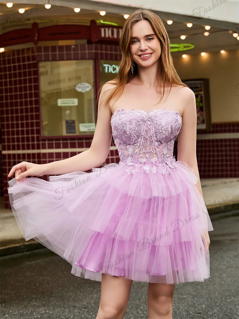 

Tulle Strapless Tiered Ruffles Homecoming Dresses Lace Appliques Sleeveless Graduation Gowns A-line Short Formal Cocktail Party