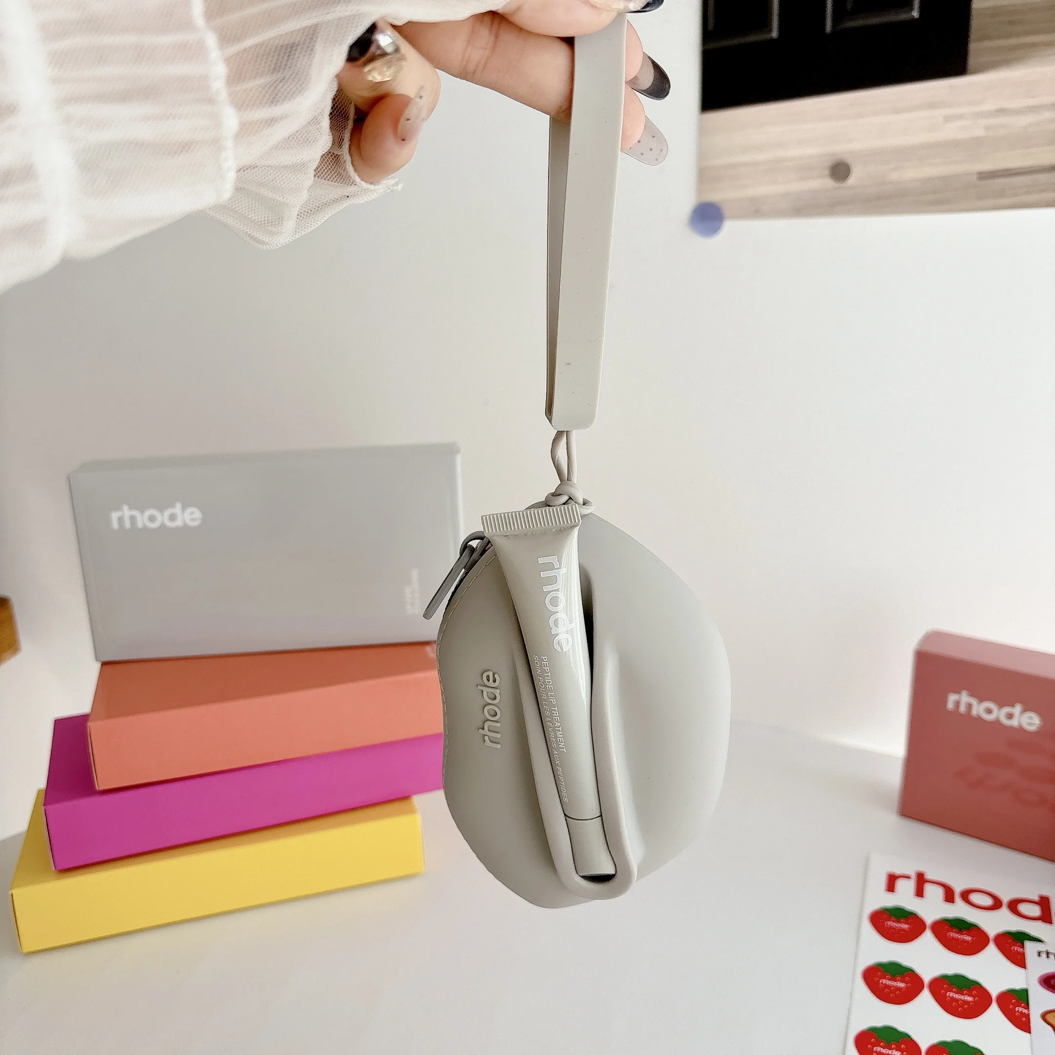 حافظة سماعة أذن من السيليكون الأصلي لأجهزة Airpods Pro3/Pro2، حقيبة صغيرة فاخرة مع حامل شفاه حصريًا للنساء، مع حزام معصم