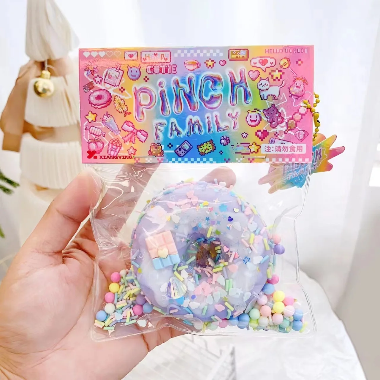 (The style of small accessories on the donut is random, and the donut is purple) Pinching and stress relieving toy