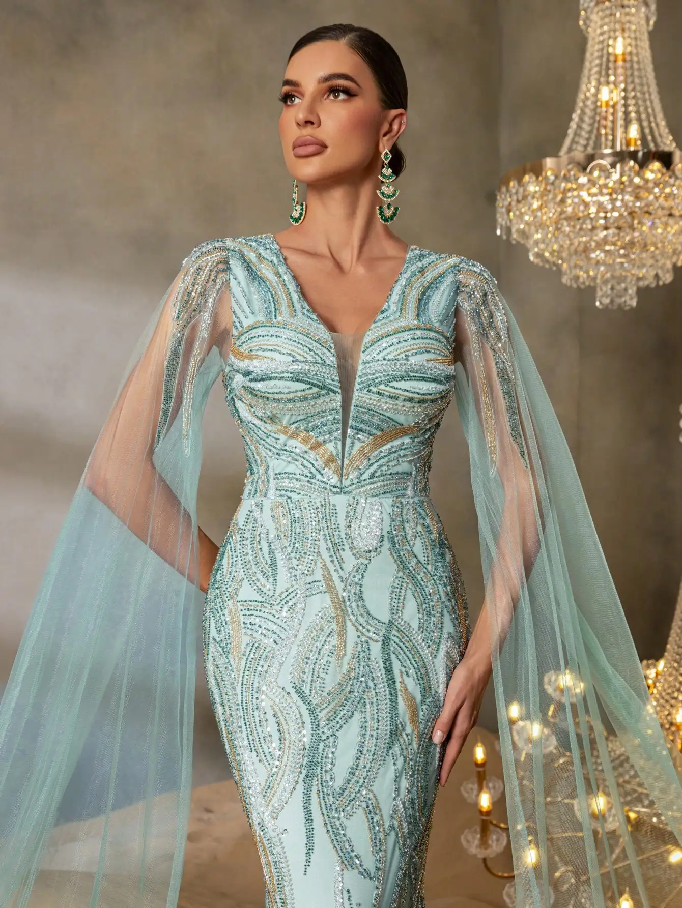 Opulentes, perlenbesetztes Abendkleid mit V-Ausschnitt, bodenlangen transparenten Ärmeln, Meerjungfrau-Silhouette und dramatischer Schleppe