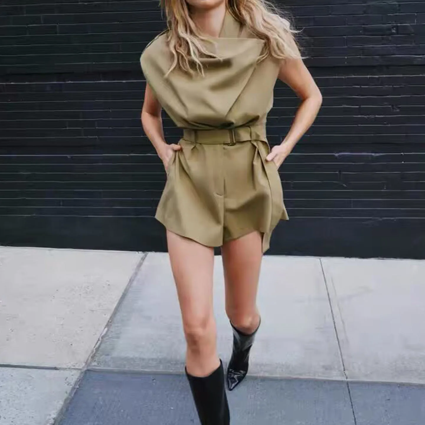 Modny kombinezon z poduszkami na ramionach, paskiem, wysokim stanem, prostymi nogawkami, spodnie damskie, elegancki, jesień 2025, wysoka jakość.