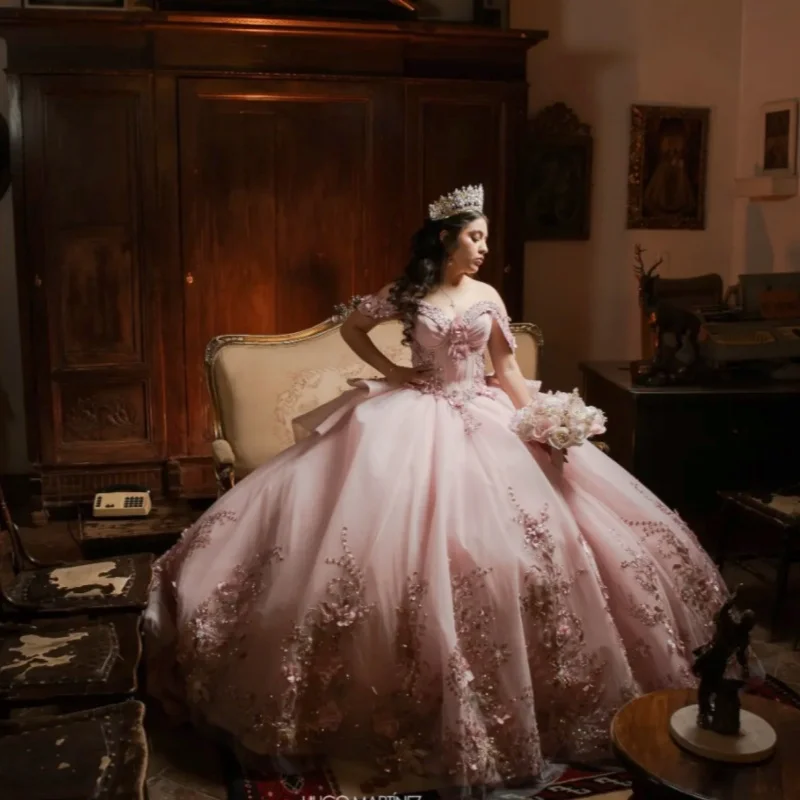 Różowa suknia Quinceañera z odkrytymi ramionami, brokatowa, z kryształkami, aplikacją 3D kwiatów, długim trenem, kokardą, Vestidos De 15 Quinceañera ﻿ Dostosuj