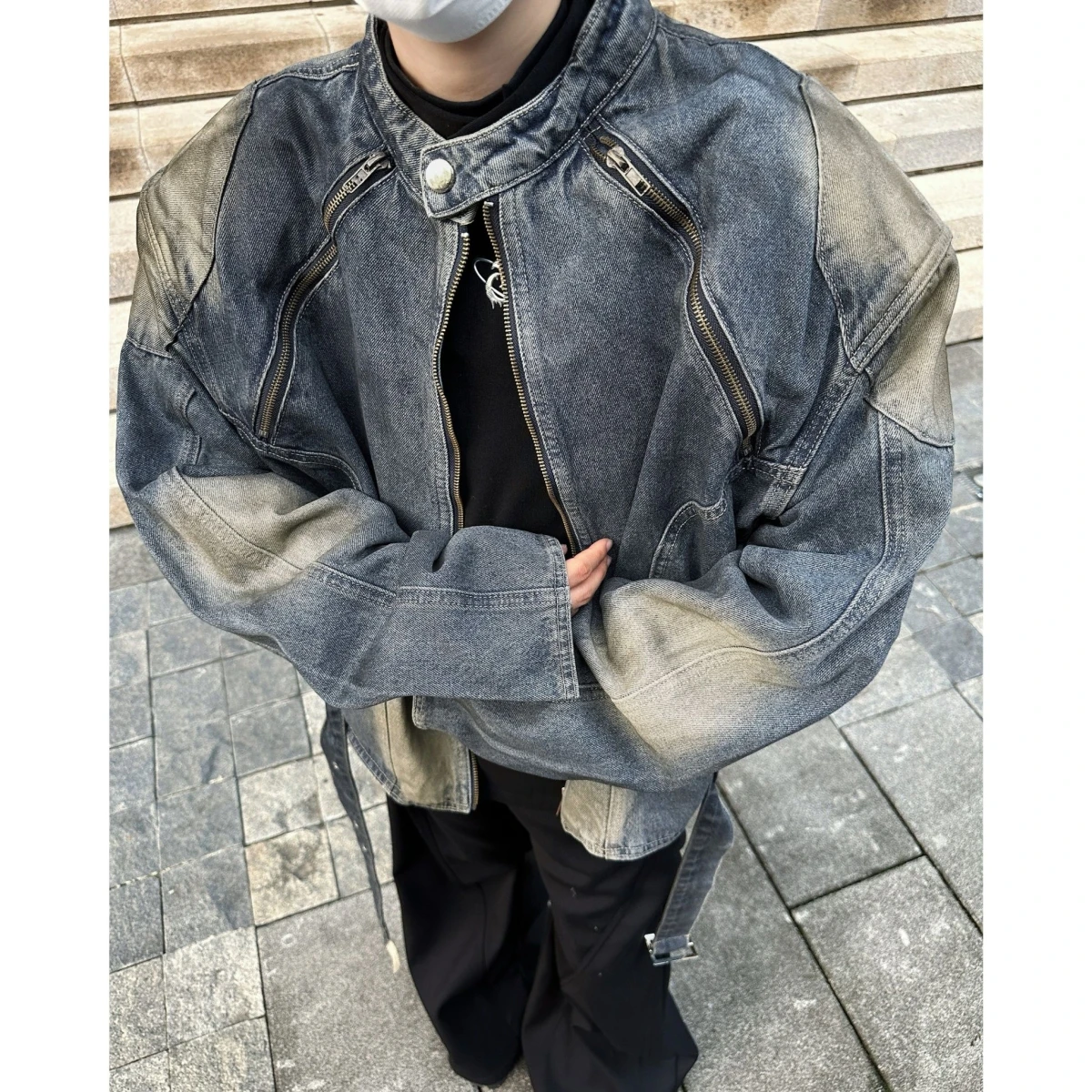 

Мужская джинсовая куртка в американском стиле High Street с дизайном «броня», воротником-стойкой, поясом и подплечниками