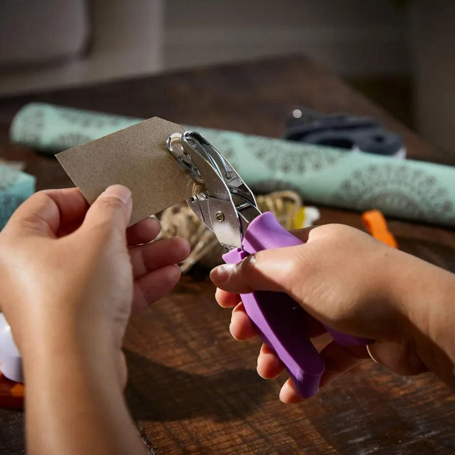 เครื่องเจาะรูวงกลม 23517097J ขนาด 1.8 นิ้ว สีม่วงและชมพู สำหรับงานฝีมือที่ต้องการความแม่นยำ เหมาะสำหรับงาน Scrapbooking การทำการ์ด และงาน DIY