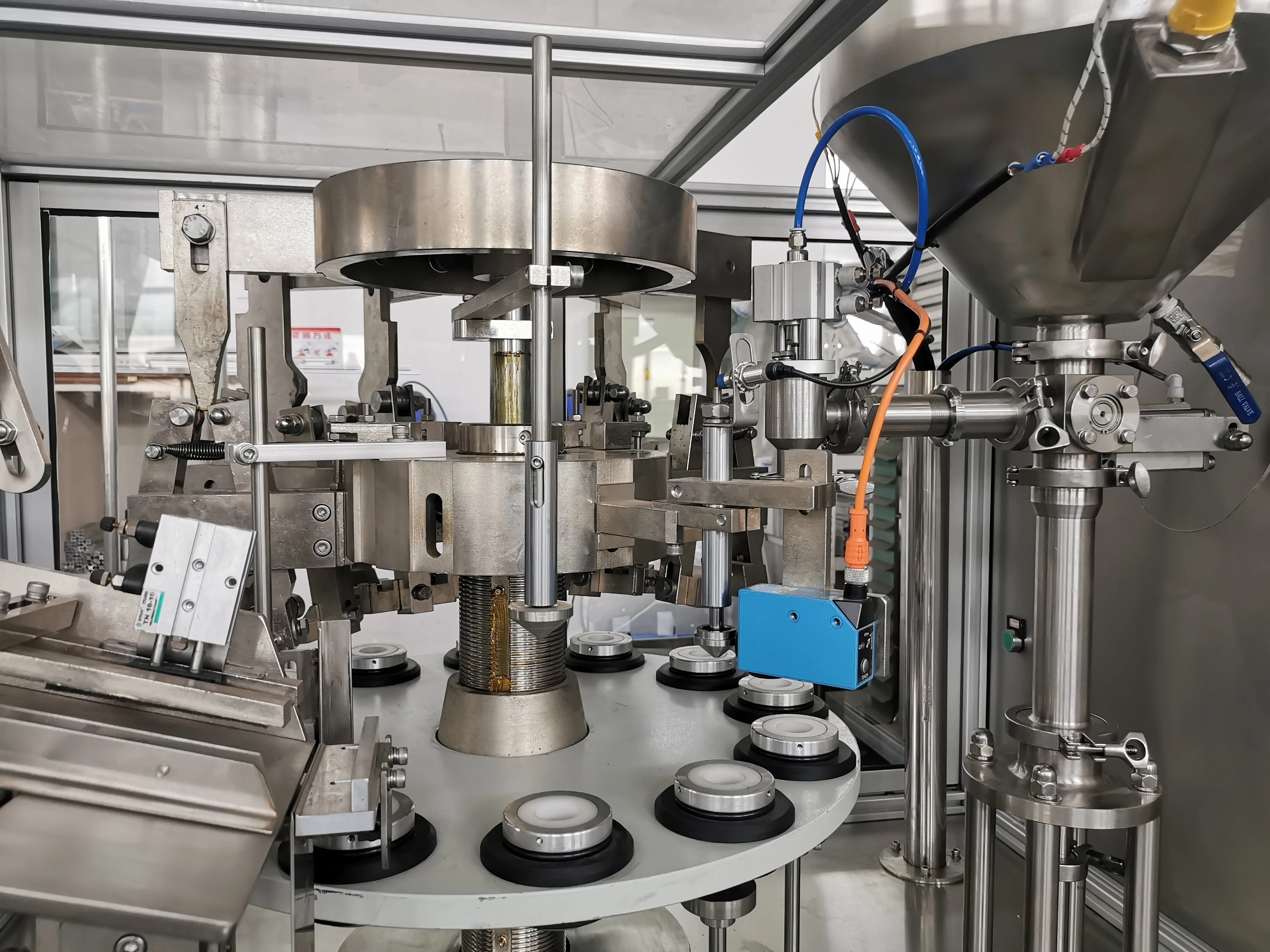 Macchina riempitrice e sigillatrice