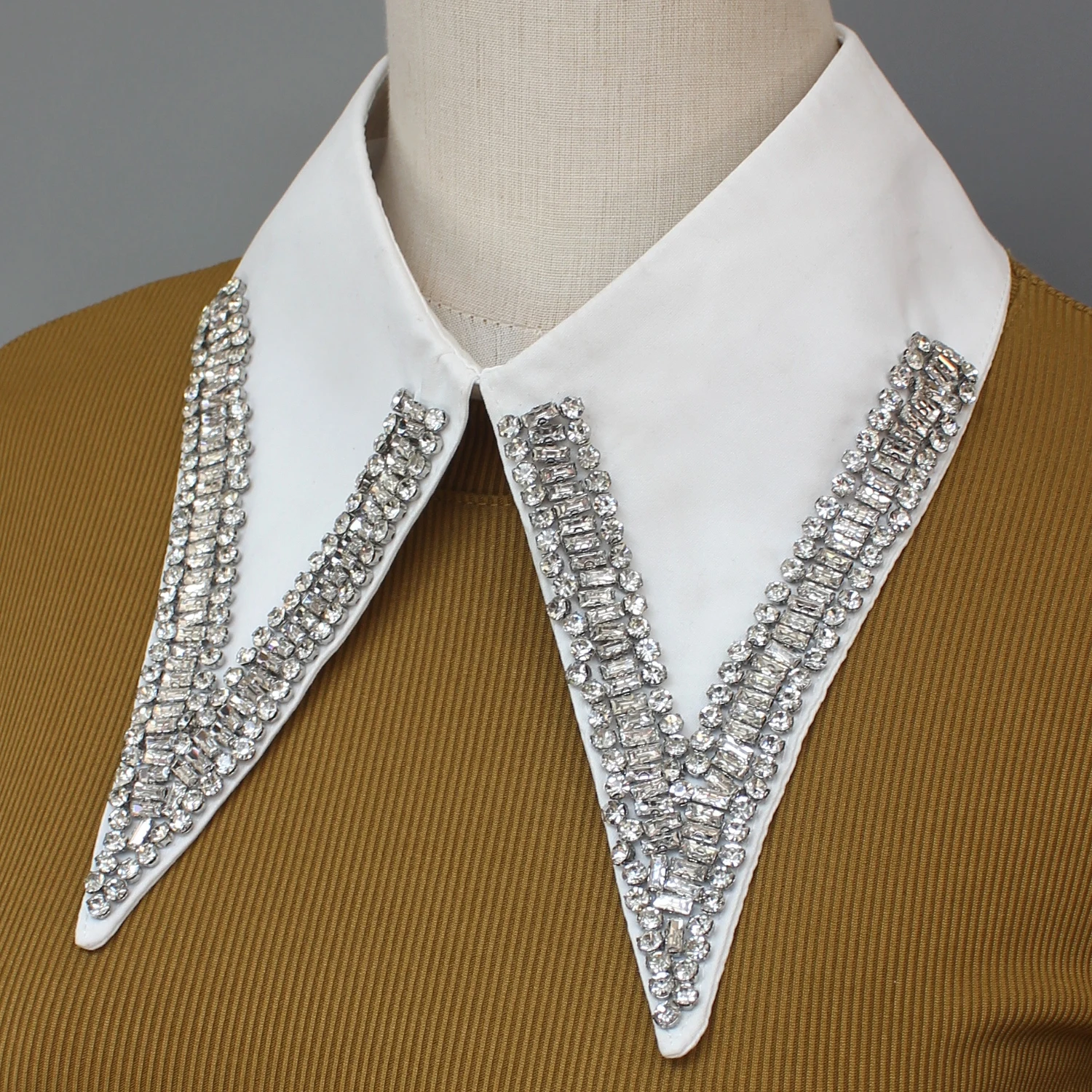 1 Stück hochwertiger und luxuriöser Kunstkragen, eine Deluxe-Version mit glänzendem Ausschnitt. Dieses vielseitige Accessoire für Frauen – Detail 1