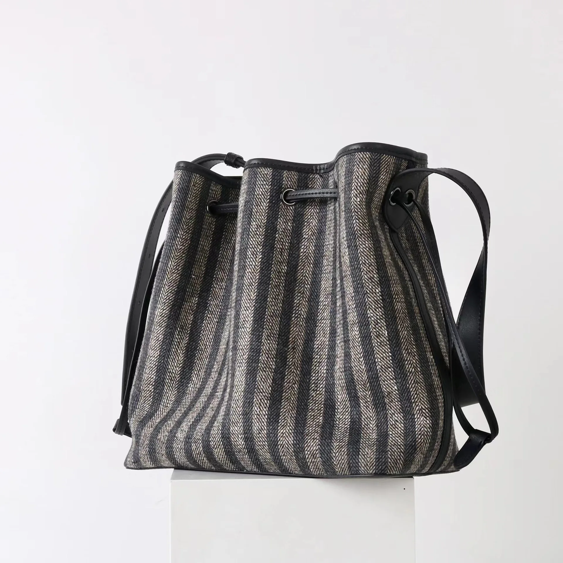 

Wool wool spliced ​​leather shoulder strap tote bag 2025 new niche design large capacity striped fashion women one-shoulder bag