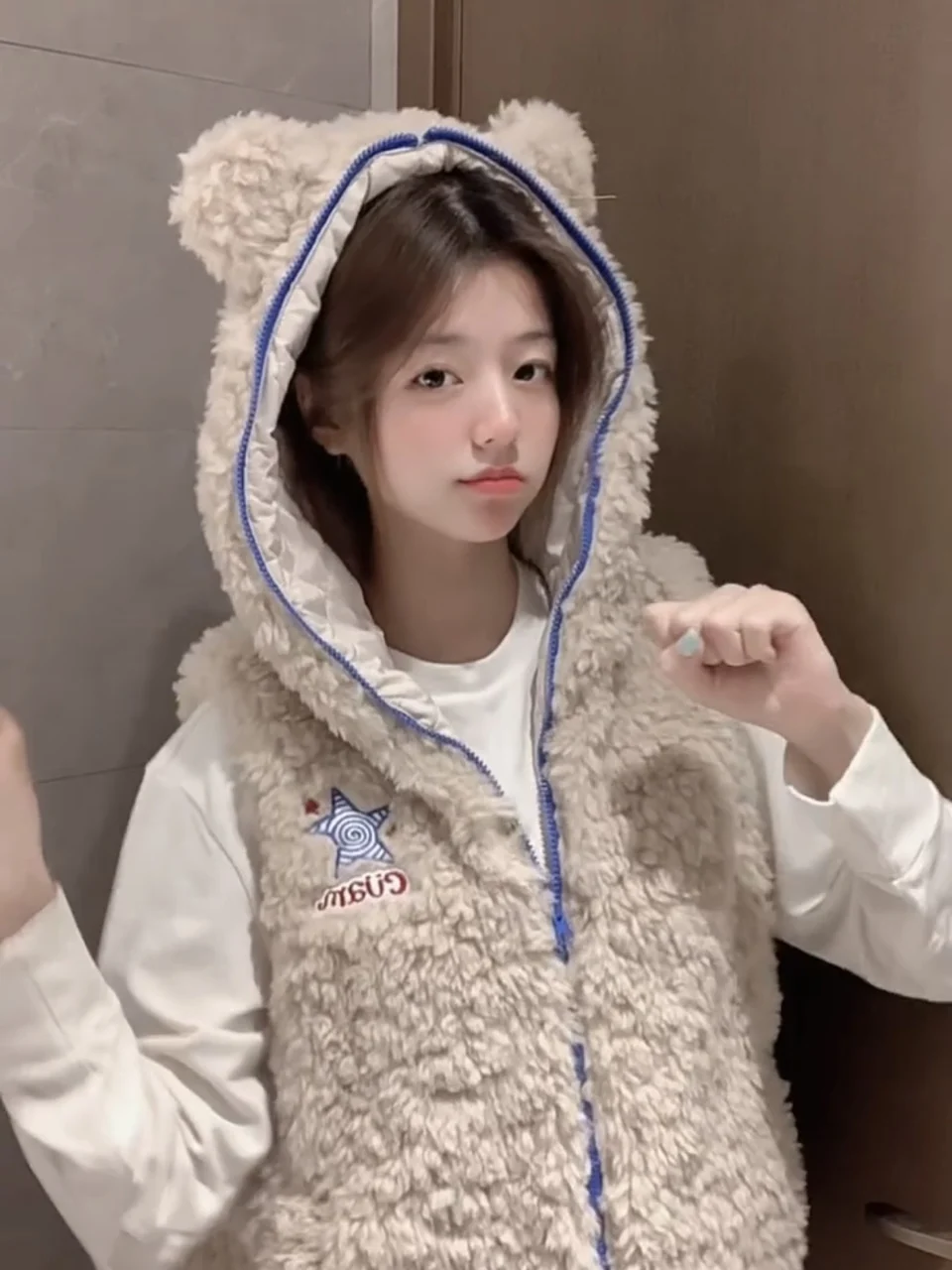 

Женская зимняя утепленная куртка-жилет с капюшоном и ушками медведя из овечьей шерсти, свободного кроя, в корейском стиле, с подплечниками