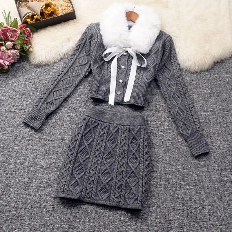 

Японский милый свитер с тонкой талией, женские джемперы + модные облегающие юбки 2025 + бант на шнуровке с меховым воротником, комплекты из трех предметов