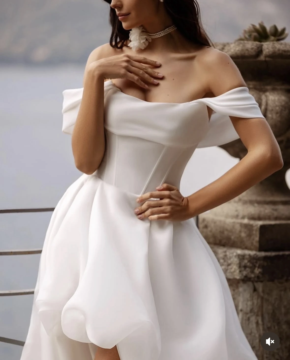 Gaun Pengantin Pantai Asimetris Gaun Pengantin Panjang A Line Putih Belahan Samping Korset Bahu Terbuka Gaun Pengantin Boho Dibuat Sesuai Pesanan 2025