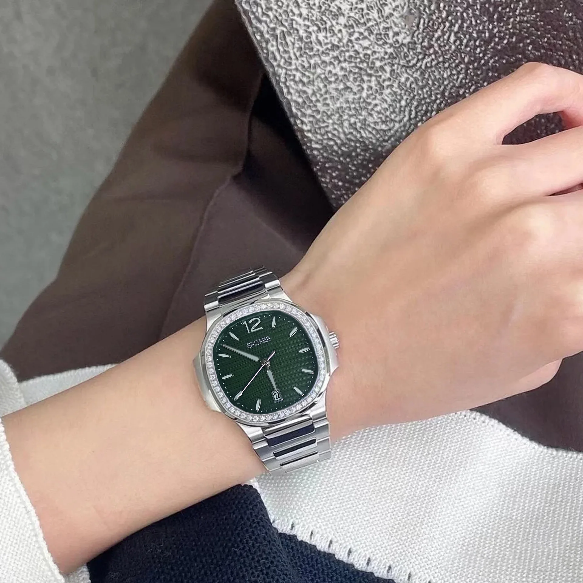 Casual, minimalist, light luxury watch with calendar, suitable for business couples, elegant and versatile, solid steel strap.