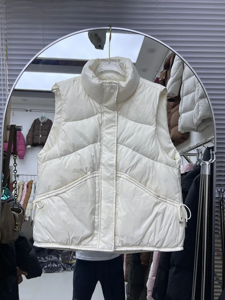 سترة نسائية قصيرة ذات ياقة واقفة بدون أكمام شتوية جديدة فضفاضة بلون سادة مع فيونكة بيضاء على شكل بطة أسفل سترة