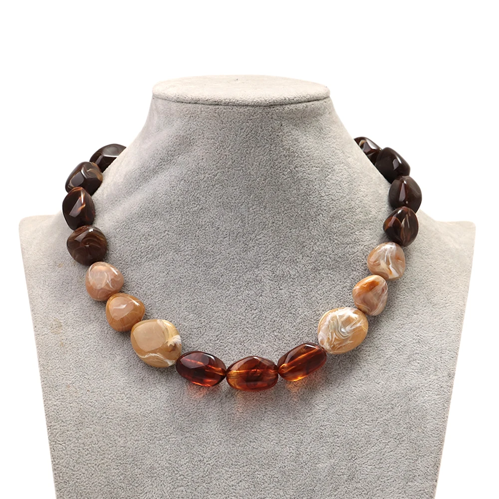 Statement-Halskette aus Harzperlen mit unregelmäßigen Formen, handgeknüpft, marmoriert, geometrisch, Perlen-Choker, Vintage-Schmuckgeschenke – Detail 6