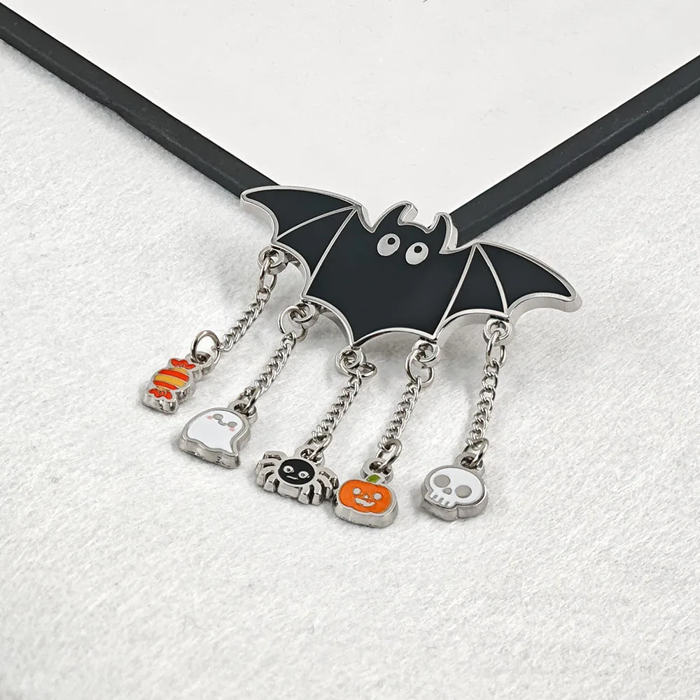 Pin esmaltado de Halloween con - Embroidery Gothic reseña y precio