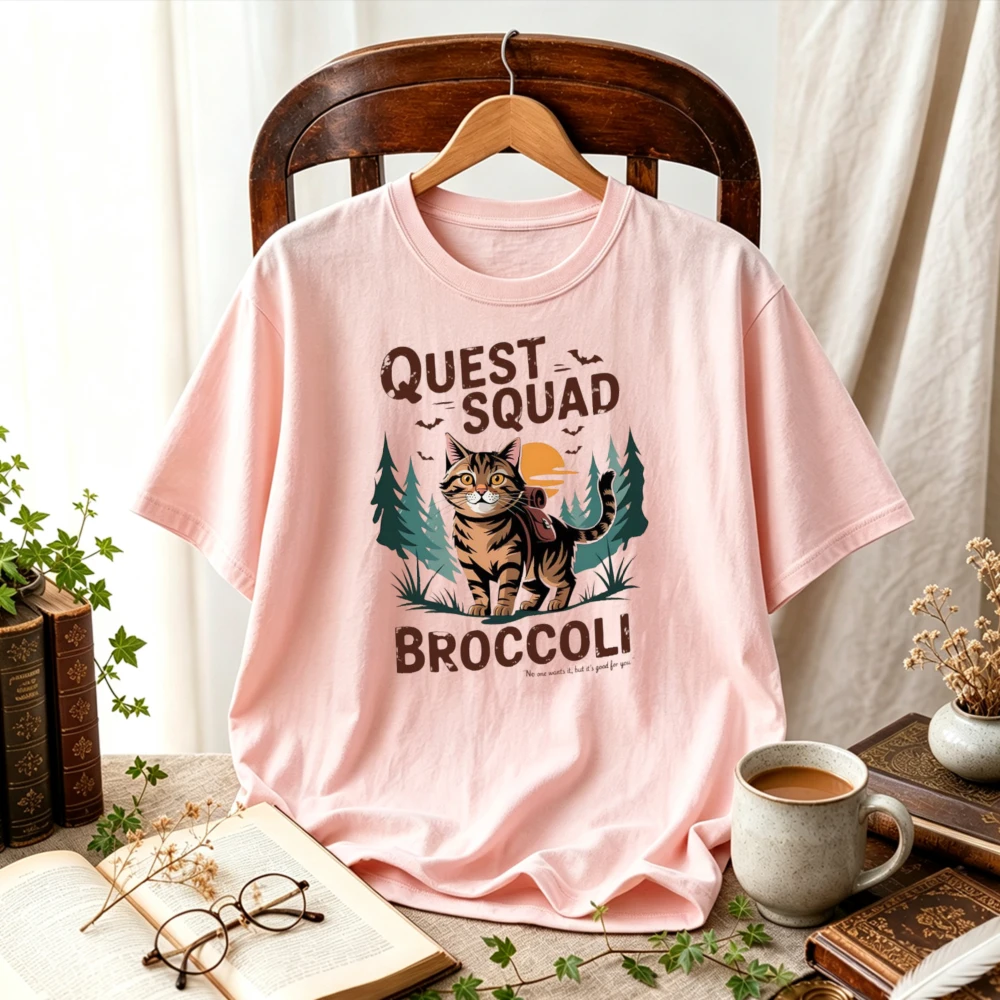 Outdoor Adventure Quest - Quest Squad Broccoli Abenteurer-Katzen-T-Shirt Vintage Waldsonnenuntergang