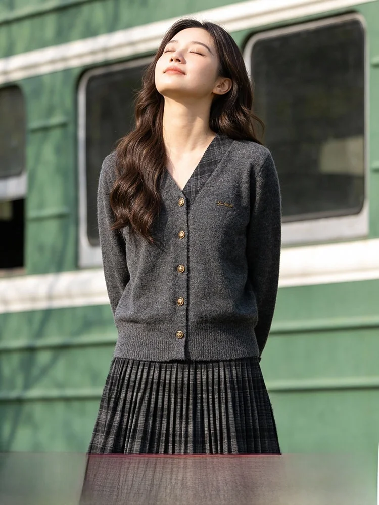 

Комплект из двух предметов: вязаный лонгслив и брюки больших размеров для женщин. Модный осенне-зимний комплект с высокой талией, стройнящий, омолаживающий, в студенческом стиле.