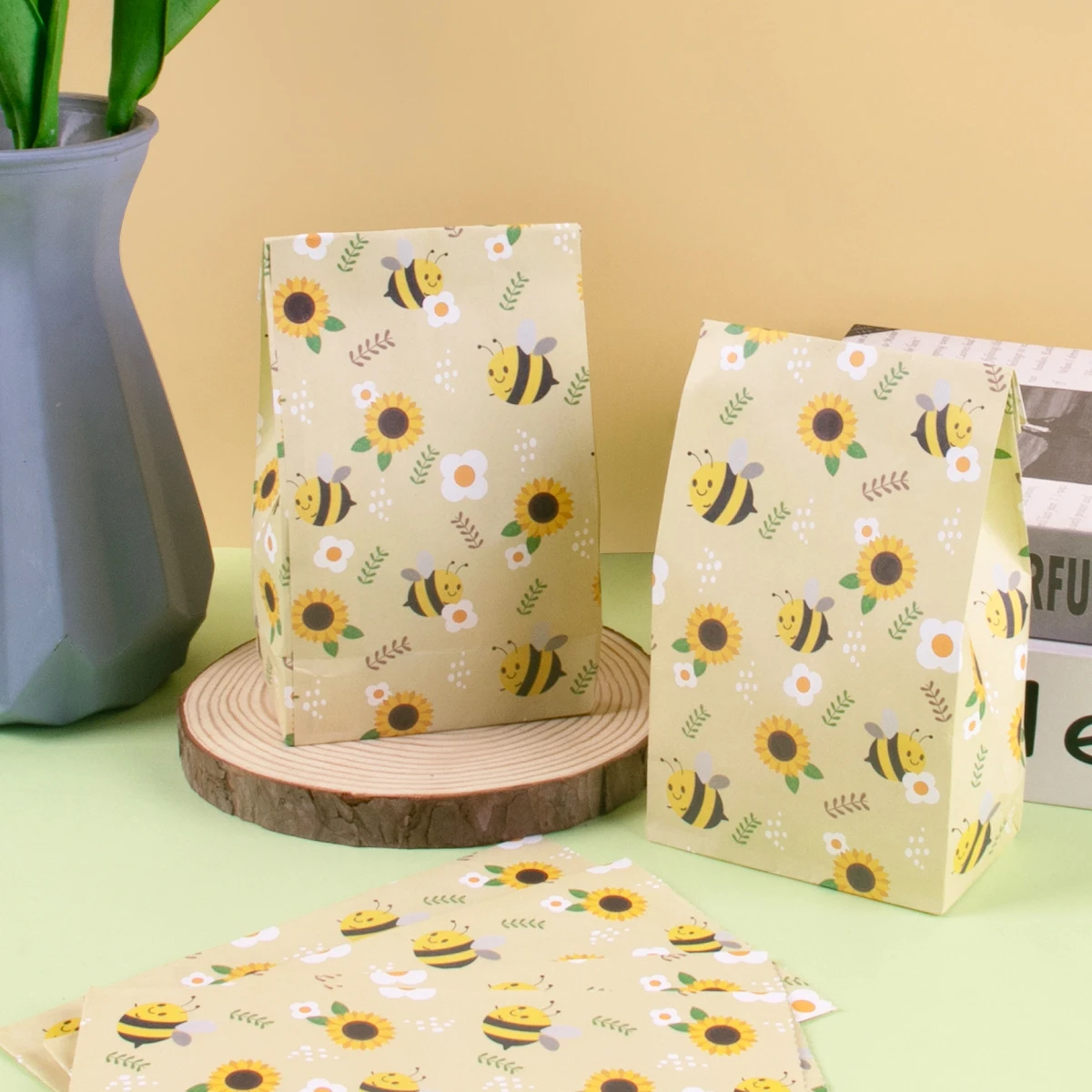 10/20pcs Little Bee Paper Gift Bags Honey Bee Pattern Candy Cookie Packaging Box Kid Bee Birthday Party Baby Shower Party Favors